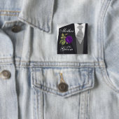 Tuxedoスーツのチーム新郎 – 紫のバラ 缶バッジ (インサイチュ)