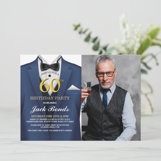 Tuxedo 60誕生日フォトスーツ海軍タイ金ゴールド 招待状 (スタンド正面)