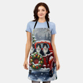 Tuxedo Cat Christmas Red Truck Holiday エプロン (着用した状態)