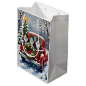 Tuxedo Cat Christmas Red Truck Holiday ミディアムペーパーバッグ (裏面アングル)