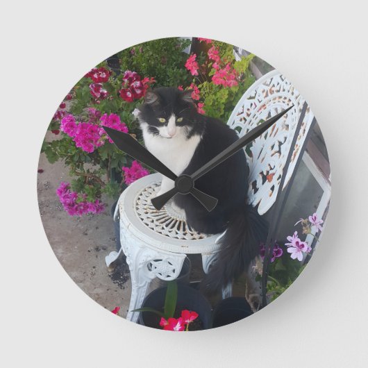 Tuxedo Cat Cute with Pretty Flowers Black Cats ラウンド壁時計 (正面)