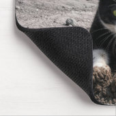 Tuxedo Cat Digging a Moon Crater マウスパッド (コーナー)