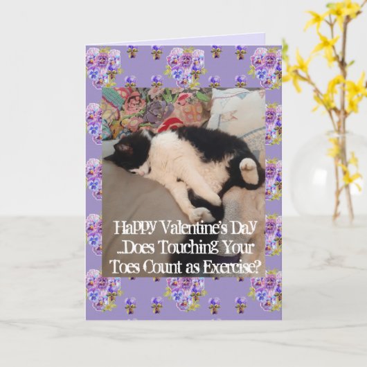 Tuxedo Cat Funny Touching Toes Valentines Day カード (黄色い花)