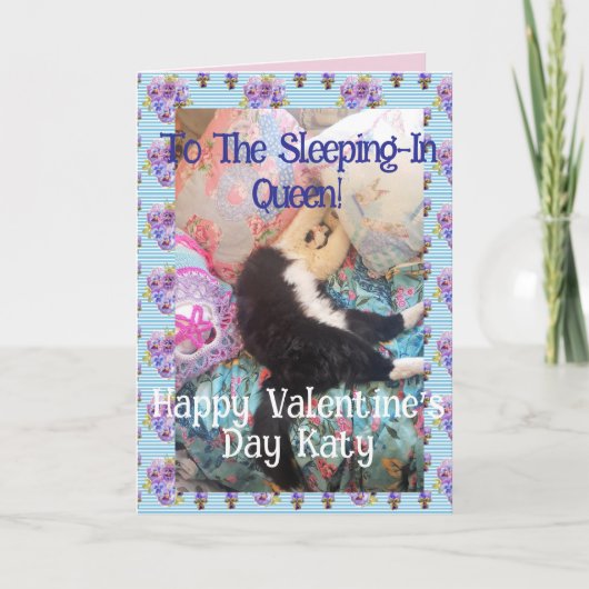 Tuxedo Cat Funny Valentines Day Sleeping In Queen カード (正面)