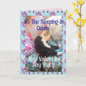Tuxedo Cat Funny Valentines Day Sleeping In Queen カード (黄色い花)