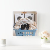 Tuxedo Cat Hiding in Laundry Basket スクエア壁時計 (ホーム)