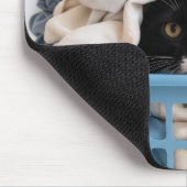 Tuxedo Cat Hiding in Laundry Basket マウスパッド (コーナー)