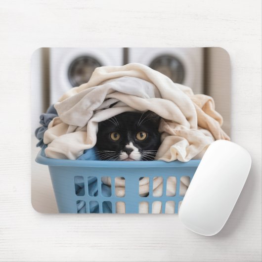 Tuxedo Cat Hiding in Laundry Basket マウスパッド (マウス)