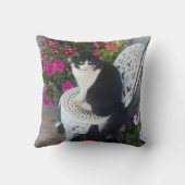 Tuxedo Cat Maroon Dark Pink Cats and Flowers クッション (裏面)