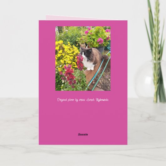 Tuxedo Cat Sniffing Flowers Funny Birthday Roses カード (裏面)