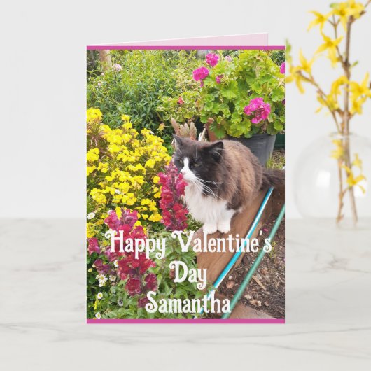 Tuxedo Cat Sniffing Flowers Funny Valentines Day カード (黄色い花)