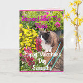 Tuxedo Cat Sniffing Flowers Funny Valentines Day カード (黄色い花)