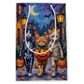 Tuxedo Cats Trick-or-Treating in Halloween Costume ミディアムペーパーバッグ (正面)