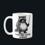 「TWAS カルブス卿のミロード・ラッコン | 中世のゴミ」 コーヒーマグカップ<br><div class="desc">「全ての炭水化物の支配者に栄光あれ！」 あなたの魂（と鳴り止まない腹）に訴えるTシャツのご紹介。堂々たる中世の衣装に身を包んだ、気品あるイタチが、あなたの食生活の罪を軽蔑の眼差しで見つめている。 「TWAS The Carbs M’Lord」は、ただの服ではない。それはパスタ、パン、そしてドーナツの誘惑との永遠の戦いの中で戦う戦士のための、神聖な旗印である。この気品あるゴミ箱の貴族は、あなたの苦悩を理解している（おそらく、彼はあなたの食卓を荒らした後だろう）。</div>