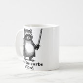 TWAS The Carbs M'Lord アライグマ | 中世ゴミ屋敷Tシャツ コーヒーマグカップ (正面左)