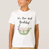 Twin Peas in a Pod 2nd誕生日Tシャツとギフト Tシャツ (正面)