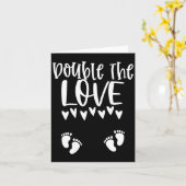 Twin Pregnancy Valentines Day Pregnant Mom Baby An カード (黄色い花)