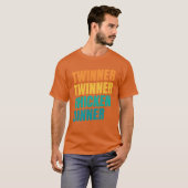 Twinenwinnerチキンディナーデザインfor a Mother g Tシャツ (正面フル)