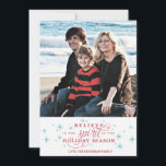 Twinkle Red Script & Blue Starsホリデーフォトカード シーズンカード<br><div class="desc">このTwinkleホリデーカードは季節の喜びを呼び起こし、Zazzle専用に設計されている。休日の伝統的挨拶に最適…のビットしゃれている。カスピ信じアンブルーの輝きのアクセントと赤いスクリプトは、季節の気持ちを強調する。私たちの豊富な郵便料金コレクションから封筒ホリデースタンプを追加し、あなたの挨拶と完全に一致させる。封筒の封筒、ライナー、ポケット折り畳み®エンクロージャは、zazzle.comからアドオン（右側）として利用できる</div>