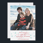 Twinkle Red Script & Blue Starsホリデーフォトカード シーズンカード<br><div class="desc">このTwinkleホリデーカードは季節の喜びを呼び起こし、Zazzle専用に設計されている。休日の伝統的挨拶に最適…のビットしゃれている。カスピ信じアンブルーの輝きのアクセントと赤いスクリプトは、季節の気持ちを強調する。私たちの豊富な郵便料金コレクションから封筒ホリデースタンプを追加し、あなたの挨拶と完全に一致させる。封筒の封筒、ライナー、ポケット折り畳み®エンクロージャは、zazzle.comからアドオン（右側）として利用できる</div>