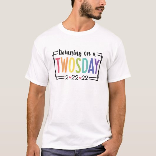Twinning Twosday Tuesday February 22Nd 2022 Twinni Tシャツ (正面)