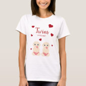 Twins On Board Quote with Red Hearts Design Tシャツ (正面)
