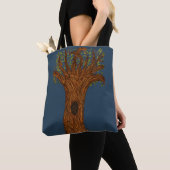 Twisted Tree with Blue Background トートバッグ (クローズアップ)