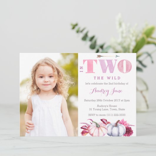 TWOで野生の2番目の誕生日招待状とカボチャ 招待状 (スタンド正面)