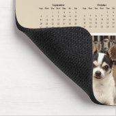 Two Adorable Chihuahuas on a Sofa – 2026 Calendar マウスパッド (コーナー)