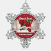 Two Brides Red Red Roses初めてのクリスマス写真 スノーフレークピューターオーナメント (正面)