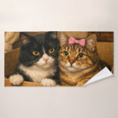 "Two Cats in a Cardboard Box – Cozy Bath Towel バスタオル (バスタオル)