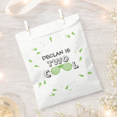 TWO Cool Sunglass 2nd Birthday Party Paper Plates フェイバーバッグ (クリップ留めされた状態)