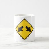Two Downward Arrows Warning Road Sign コーヒーマグカップ (中央)