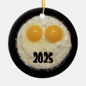 Two Eggs in Cast Iron Frying Pan Ornament セラミックオーナメント (正面)