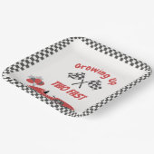 "Two Fast"レッドレースカー誕生日パーティープレート ペーパープレート (傾斜あり)