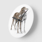 Two Greyhound Friendsドッグアート ラウンド壁時計 (傾斜)