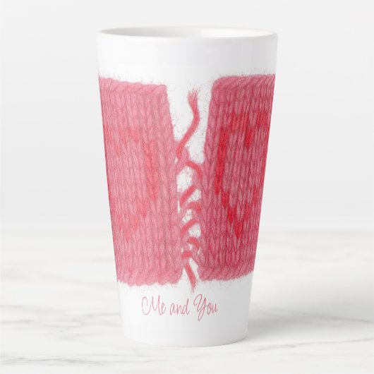 TWO HEARTS KNIT 背の高いラテマグ + テキスト カフェラテマグ (正面)