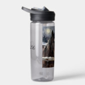 Two Horses on a Snowy Farm | Personalized ウォーターボトル (右面)