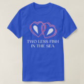 Two Less Fish in the Sea Wedding Pun Bride and Gro Tシャツ (デザイン正面)