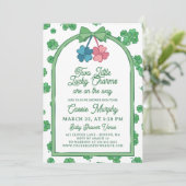 Two Lucky Charms Clovers Girl Boy Twin Baby Shower 招待状 (スタンド正面)