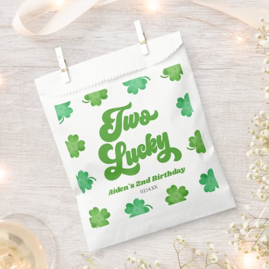 Two Lucky Green Shamrock Clover 2nd Birthday Party フェイバーバッグ (クリップ留めされた状態)