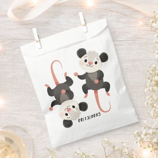 Two Lying Opossums, Custom Birthday Date フェイバーバッグ (クリップ留めされた状態)