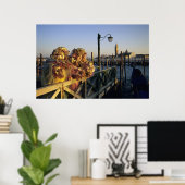 Two People in Carnival Masks, Venice (Italy) ポスター (ホームオフィス)