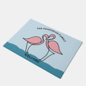 Two Pink Flamingosファミリー名歓迎 ドアマット (アングル)