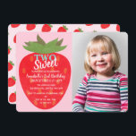 Two Sweet Strawberry Kids第2誕生日写真 招待状<br><div class="desc">2つの祝甘いイチゴの子供たち第2誕生日デザインと一緒にあなたの甘い恋人の特別な日。デザインはピンク色の背景に大きな赤いイチゴを持つ。逆はイチゴのパターン。これカスタマイズは、「パーマクリックナライズ」ボタンで更に行うことができる。完全なパーティーテーマ。ご質問はThePaperieGarden@gmail.com連絡までお問い合わせ</div>
