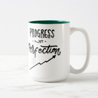 Two-Tone Mug, 15 oz 進歩は完璧さより大切 | ミニ ツートーンマグカップ