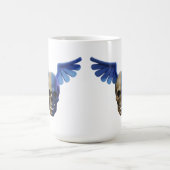 Two-Toned Skull with Blue Stylized Wings コーヒーマグカップ (中央)