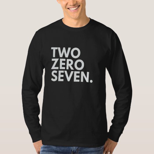 TWO ZERO SEVEN エリアコード 207 ポートランド メイン州 米国 Tシャツ (正面)