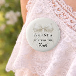 Tying the knot ivory bow pearls Bachelorette 缶バッジ<br><div class="desc">Celebrate your special milestone with this chic bachelorette party button. The design features a luxurious ivory bow adorned with delicate pearl strands. It serves as a stylish accessory for the bride-to-be to wear during her bridal shower or night out with bridesmaids. Ivory background color.</div>