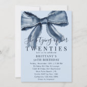 Tying Up My 20s Blue Coquette Bow 30th Birthday 招待状 (正面)